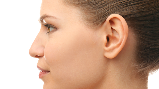 Une fois posé, l'implant Earfold est invisible sous la peau de l'oreille