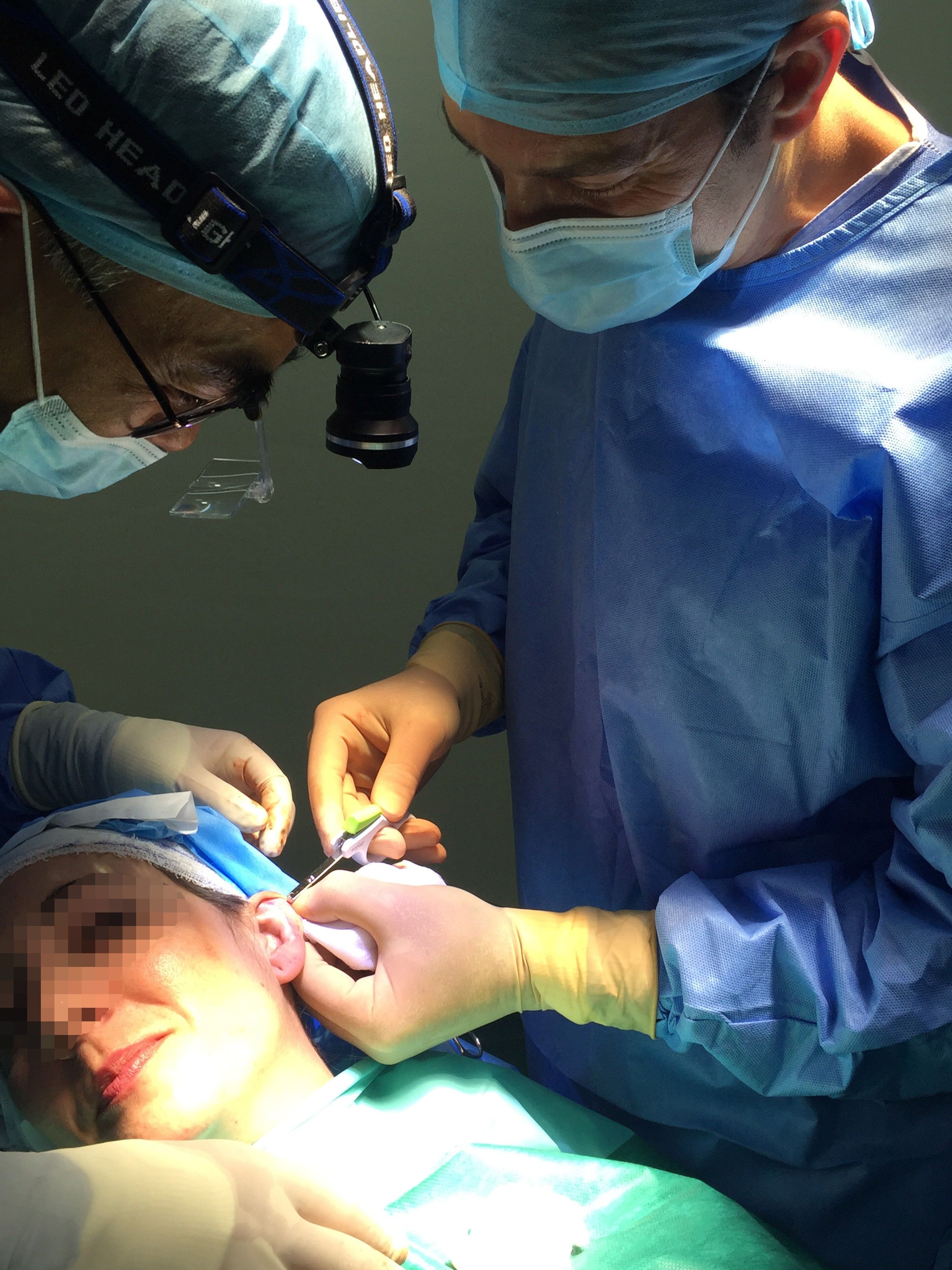Le Dr Marchac pose les 1ers implants Earfold en France