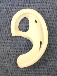 le medpor est fabriqué à partir de polyethylene poreux et on peut lui donner la forme d'une oreille